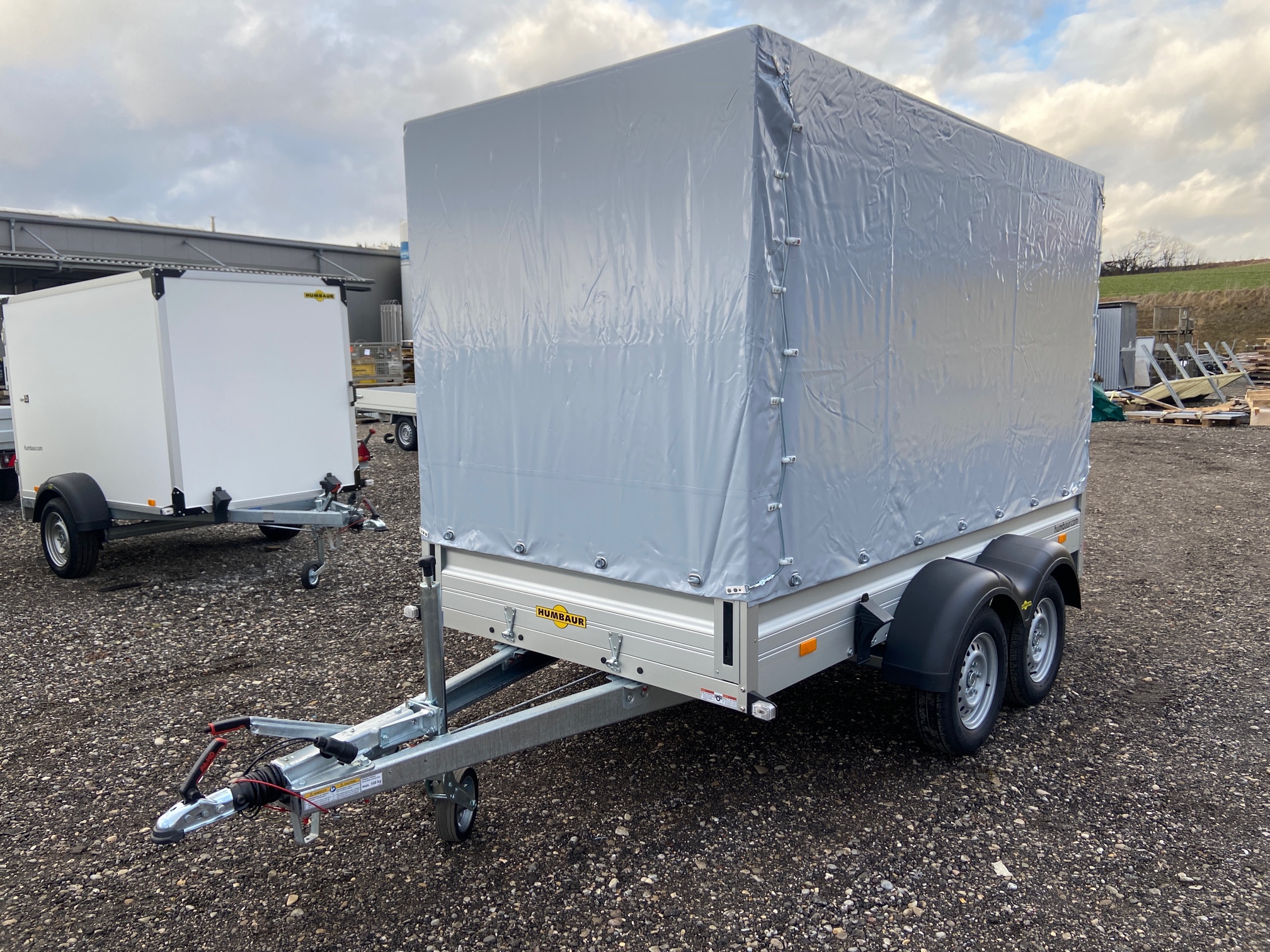 Humbaur HA 253015 KV 2500kg gebremst Ladefläche 3,03 x 1,50m mit Klappe vorn Plane 2,05m Farbe grau
