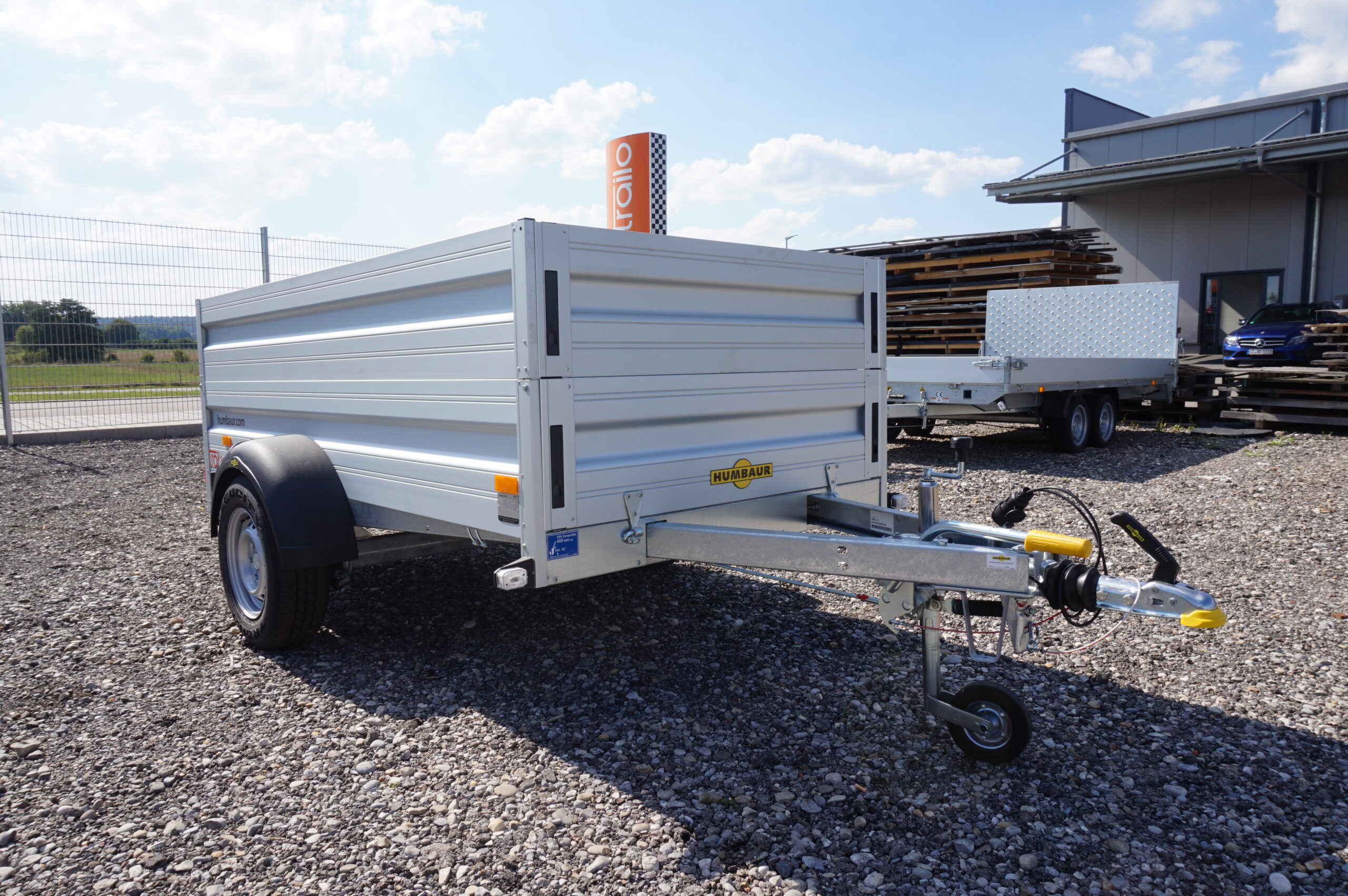 Humbaur PKW-Anhänger HA 152513 KV Alu 1500kg Ladefläche 2.51x1,31m mit Klappe vorn mit Bordwandaufsatz