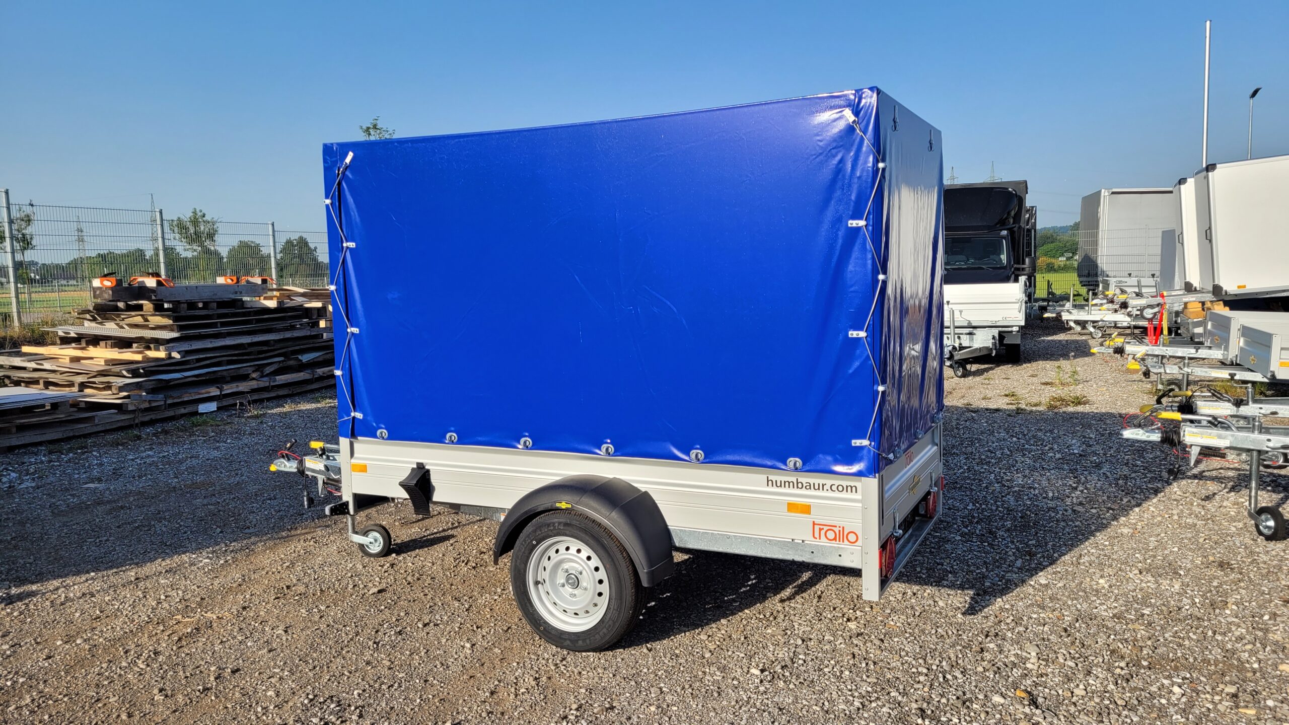 Humbaur PKW-Anhänger HA 132513 KV Alu 1300kg Ladefläche 2,51x1,31m, Klappe vorn m. Plane 1,60m Farbe blau 100km/h